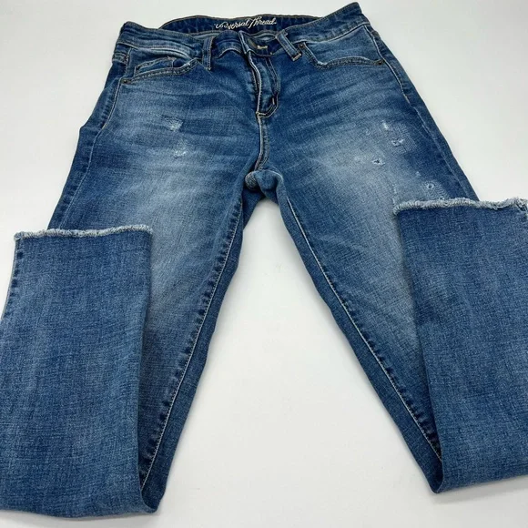 Universal Threads Mid Rise Boyfriend Distressed Crop Jeans - Picture 2 of 6